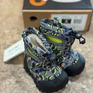 New BOGS Kids Snow Boots | Size 4 | Gray Multi